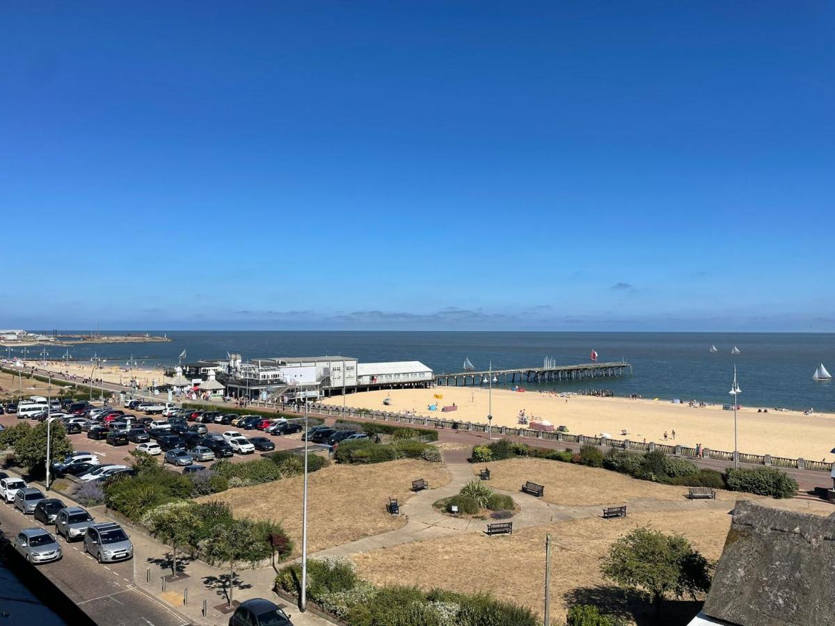 Bon-ami Lowestoft